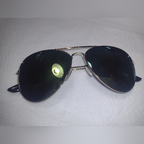 💜 Green Polarized Sunglasses 🕶️ - Picture 2 of 3
